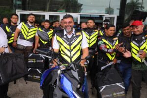 Wilson Lima entrega 250 kits de segurança a motofretistas e lança plataforma EaD da Eptran