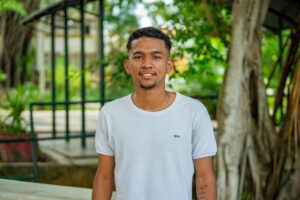 De ex-socioeducando a empreendedor: jovem do Amazonas descobre talento na barbearia e abre o próprio negócio