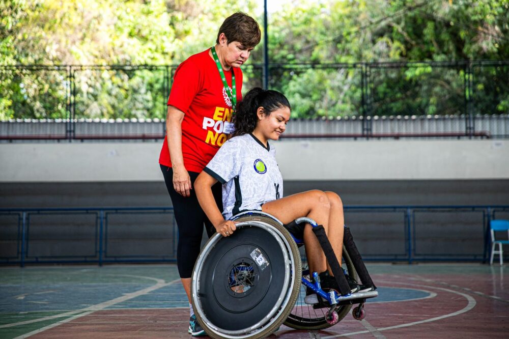 UEA Inclusão na prática Curso de Educação Física da UEA promove aulas sobre o manuseio de cadeira de roda Fotos Gustavo Rodrigues ()