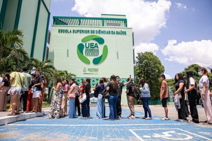 Expectativa e dedicação de milhares de candidatos marcam aplicação das provas do Sistema Ingresso Seriado da UEA Expectativa e dedicação de milhares de candidatos marcam aplicação das provas do Sistema Ingresso Seriado da UEA