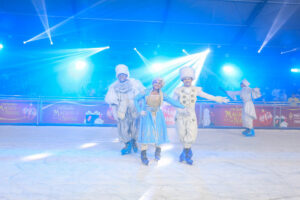 Pista de patinação no gelo da Ponta Negra funciona das 17h às 22h com entrada solidária