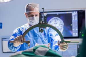 Paciente com Parkinson tem dispositivo regulado via celular em procedimento inédito no Brasil