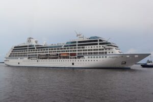 Primeiro cruzeiro da temporada chega a Manaus com mais de 980 turistas a bordo