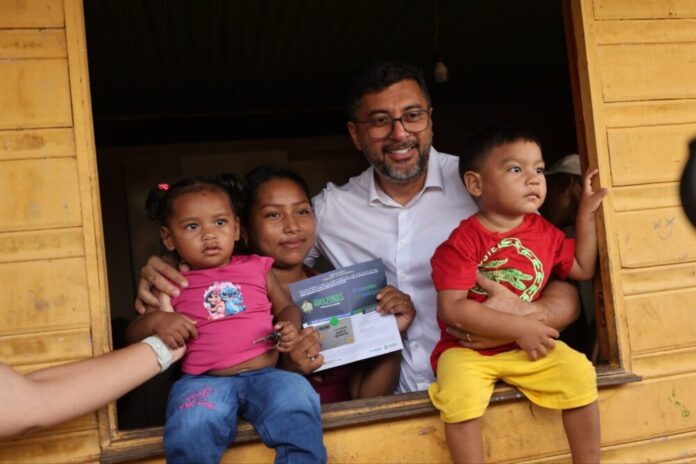 Governador Wilson Lima entrega 800 novos cartões do Auxílio Estadual e reforça ações sociais em Autazes 4_foto Mauro Neto Secom