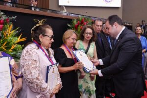 Presidente Roberto Cidade outorga a ‘Medalha de Mérito Hamilton Cidade’ para 93 servidores aposentados do Legislativo Estadual