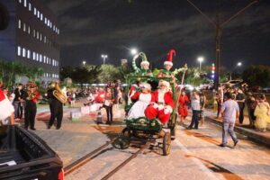 Parada de Natal movimenta a Nilton Lins com carros antigos, personagens e música ao vivo nesta quarta-feira (19)