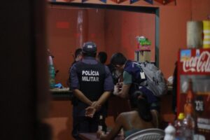 CIF promove operação integrada e notifica bares e adegas por irregularidades em Manaus