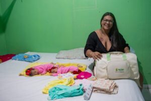Mãe de gêmeas recebe kit bebê da Sejusc e destaca gratidão e dignidade no primeiro enxoval