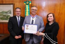 Presidente e Corregedor do TCE-AM entregam Colar do Mérito de Contas ao ministro do STF, Flávio Dino