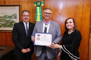 Presidente e Corregedor do TCE-AM entregam Colar do Mérito de Contas ao ministro do STF, Flávio Dino