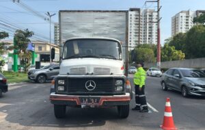 IMMU autua 21 caminhões por trafegar fora do horário permitido na Mário Ypiranga