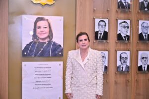 Yara Amazônia Lins recebe homenagem pelos 50 anos de carreira durante posse no TCE-AM