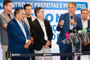 Com só 2 prefeitos presentes entre 61 convidados, evento de David Almeida flopa e expõe isolamento político