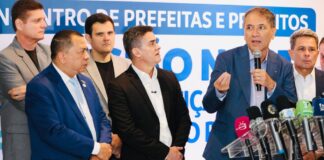 evento de David Almeida ‘flopa’ e expõe isolamento político