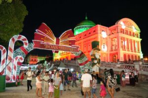 Mundo Encantado do Natal começa em Manaus com emoção e homenagem a trabalhador