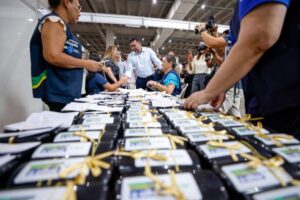 Entrega de 2 mil óculos integra estratégia de cuidado completo em oftalmologia pelo SUS