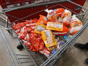 Fiscalização da Visa Manaus encontra 35 quilos de frango inadequados para comercialização