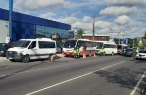 Operação ‘Transporte Legal’ autua veículos por pneus carecas e licenciamento atrasado em Manaus