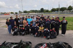 Pelci se destaca como política pública pioneira no Brasil ao oferecer aulas gratuitas de kart para crianças e adolescentes