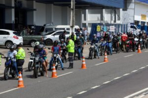 Operação Trânsito Seguro aborda 387 veículos e remove 15 durante fiscalização em Manaus