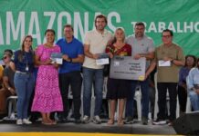 Wilson Lima entrega mil cartões do Auxílio Estadual Permanente em Coari