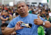 ‘Vou poder ler um livro’, diz aposentado ao receber óculos gratuitos em Manaus