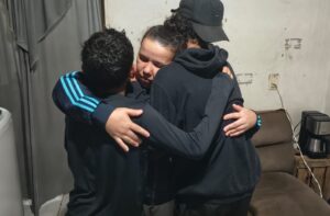 Com apoio da Sejusc, adolescentes reencontram a mãe após cinco anos em Manaus