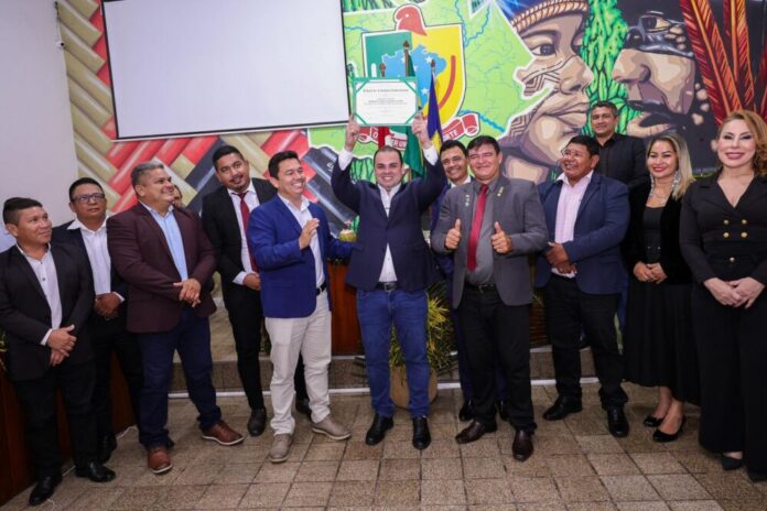 WhatsApp Image 2025-12-12 at 11.47.01 Roberto Cidade se torna cidadão de São Gabriel da Cachoeira, o município mais indígena do Brasil