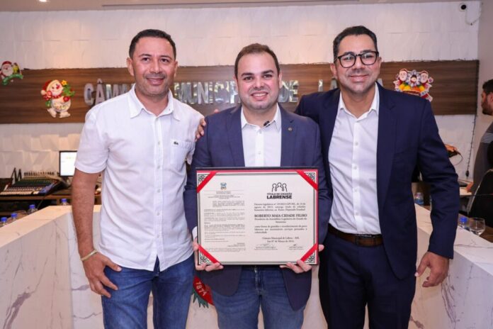 WhatsApp Image 2025-12-17 at 14.03.44 Em Lábrea, presidente Roberto Cidade recebe Título de Cidadão Labrense e reforça compromisso com o município