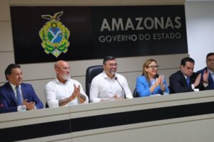 Wilson Lima anuncia abono Fundeb com pagamento de até R$ 16,5 mil para servidores da Educação