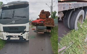 Detran-AM flagra caminhão com carga de madeira deslocada, colocando em risco outros condutores