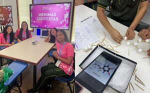 Alunas do Marcantonio Vilaça desenvolvem projeto sobre hormônios femininos com impressão 3D
