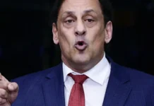 Ex-advogado de Bolsonaro é condenado por injúria racial no DF: pena de prisão convertida e multa por insulto a atendente de pizzaria