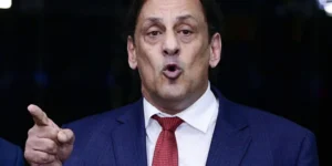 Ex-advogado de Bolsonaro é condenado por injúria racial no DF: pena de prisão convertida e multa por insulto a atendente de pizzaria