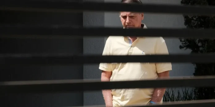 Bolsonaro solicita autorização para fisioterapia na prisão, defendendo sessões diárias para manter condicionamento físico e organização administrativa