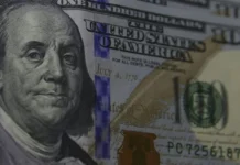 Dólar sobe para R$ 5,52 e atinge maior nível em quatro meses; Ibovespa recua com incertezas políticas e juros dos EUA