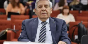 Moraes estende prazo para a PF entregar perícia médica do general Augusto Heleno, com decisão sobre prisão domiciliar ainda em aberto