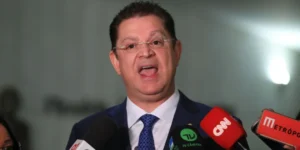 Líder do PL na Câmara nega desvios de verbas e sustenta que dinheiro em casa tem origem lícita, em meio a operação da PF