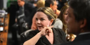 Gleisi Hoffmann aponta Selic como principal impulso da dívida pública e coloca gastos do governo em segundo plano