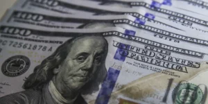Dólar se aproxima de R$ 5,60 com remessas de lucros e dividendos ao exterior; Ibovespa recua e cenário de juros futuros pressiona o mercado brasileiro