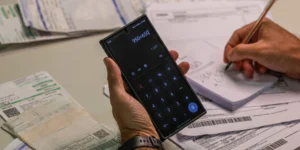 Multa por falta de CBS e IBS em notas é suspensa no início de 2026: entenda a fase educativa, prazos de adaptação e o que muda para empresas no Brasil