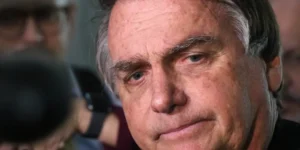 Bolsonaro recebe alta hospitalar e volta a cumprir pena na PF