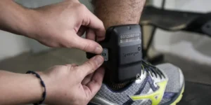 Polícia Federal prende Filipe Martins em prisão domiciliar com tornozeleira eletrônica na operação que investiga a trama golpista para manter Bolsonaro no poder