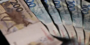 Mercado revisa inflação de 2025 para 4,32% e mantém PIB em 2,26%, com Selic em 15% e dólar em torno de R$5,44