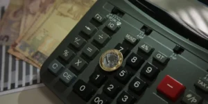 Dívida pública federal atinge 8,48 trilhões de reais em novembro: alta de 2,75% impulsionada por juros e emissões