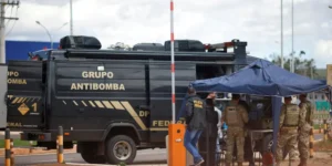 Moraes mantém prisão preventiva de condenado por bomba no aeroporto de Brasília, destacando risco de reiteração e impacto à ordem pública