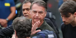 Defesa de Bolsonaro protocola novo pedido de prisão domiciliar ao STF alegando agravamento da saúde e citando Collor; é o terceiro pedido em pouco mais de um mês