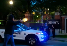 Atirador abre fogo no campus da Universidade Brown em Providence, Rhode Island: suspeito preso e alerta pede que alunos permaneçam abrigados; polícia fala em várias vítimas