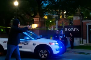 Atirador abre fogo no campus da Universidade Brown em Providence, Rhode Island: suspeito preso e alerta pede que alunos permaneçam abrigados; polícia fala em várias vítimas