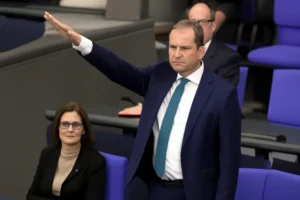Deputado da AfD é denunciado por saudação nazista no Parlamento; promotoria de Berlim pede abertura de processo